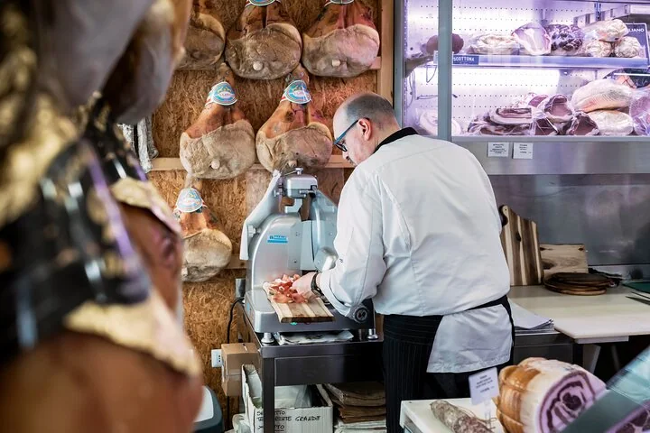 Visite privée gastronomique et vins à pied à Parme